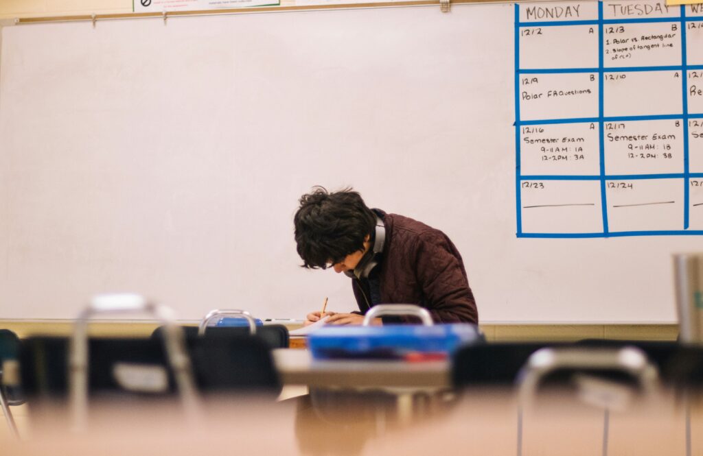 l'éducation professionnelle offre des formations pratiques et spécialisées pour préparer les individus à une carrière spécifique dans divers domaines.