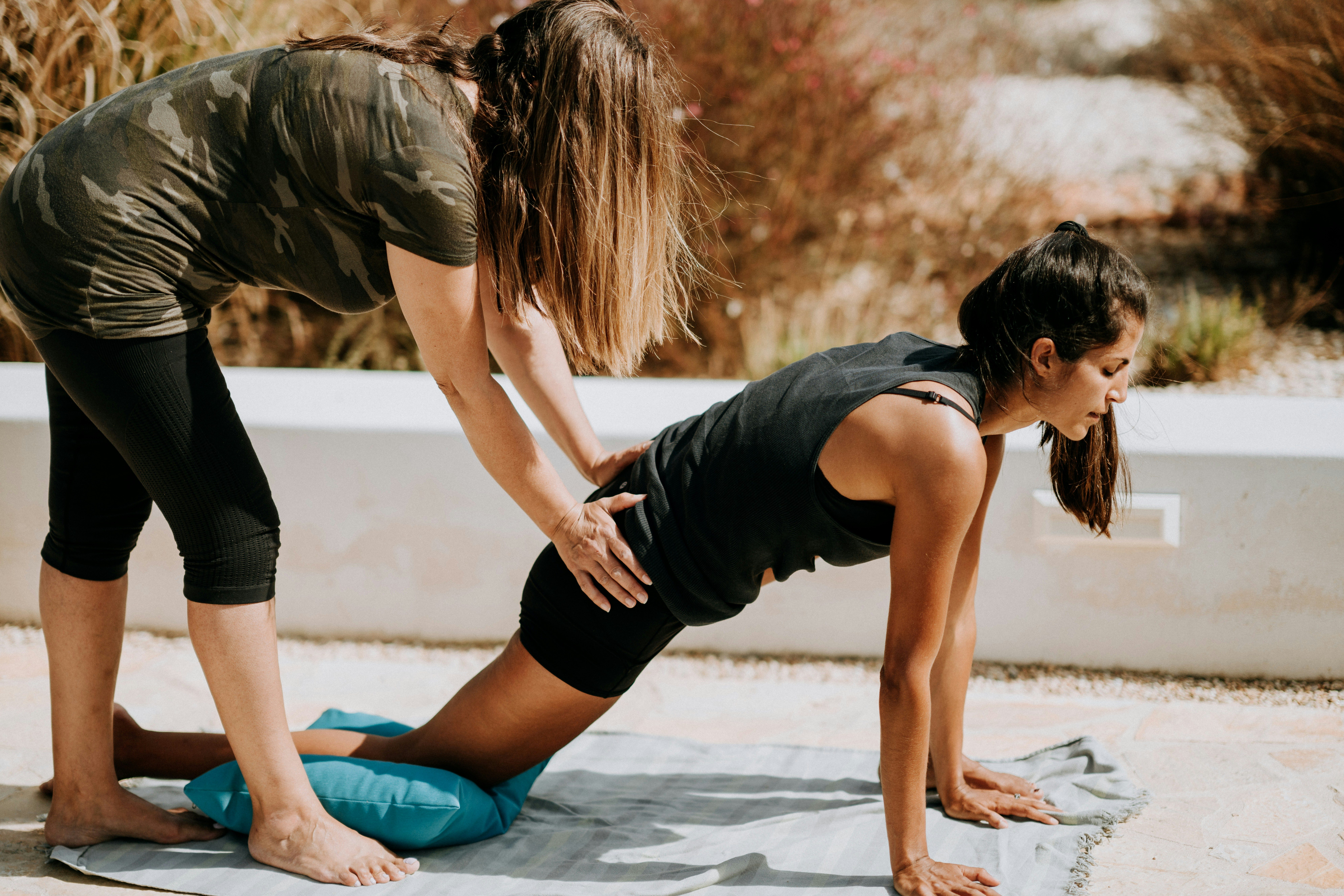 découvrez les bienfaits du yoga avec un instructeur expérimenté. apprenez à pratiquer le yoga pour améliorer votre bien-être physique et mental.