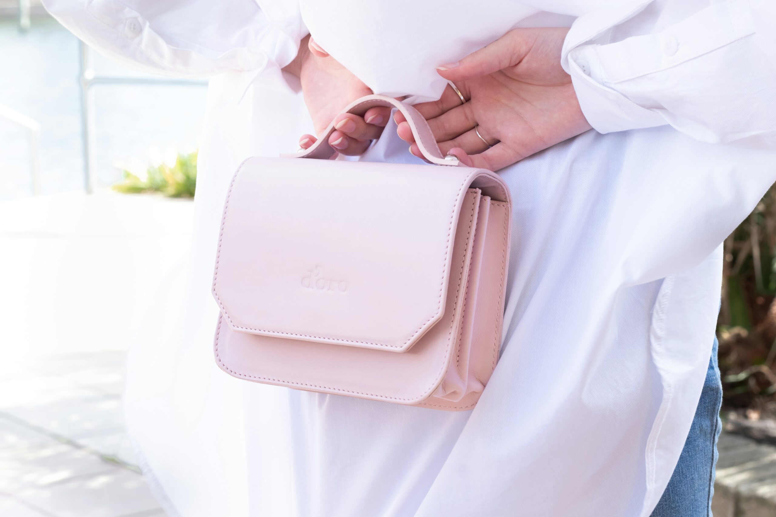 découvrez notre collection de sacs à main tendance pour femme. trouvez le handbag parfait pour compléter votre tenue et ajouter une touche d'élégance à votre style.