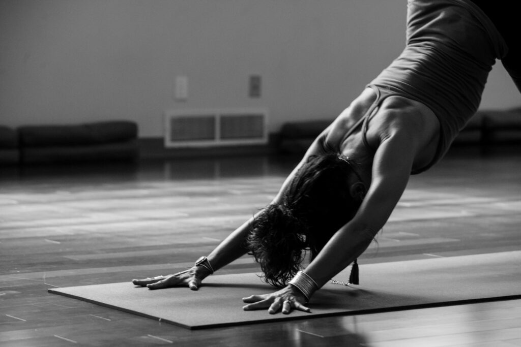 découvrez les bienfaits du yoga pour votre corps et votre esprit avec nos cours de yoga adaptés à tous les niveaux. retrouvez la sérénité et l'équilibre intérieur grâce à la pratique du yoga.