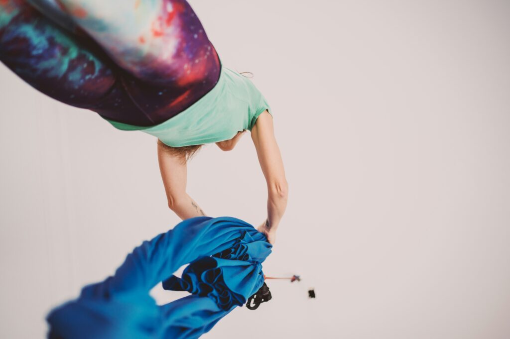 découvrez l'aérien yoga, une pratique innovante mêlant yoga et acrobatie pour une expérience de détente unique et apaisante.