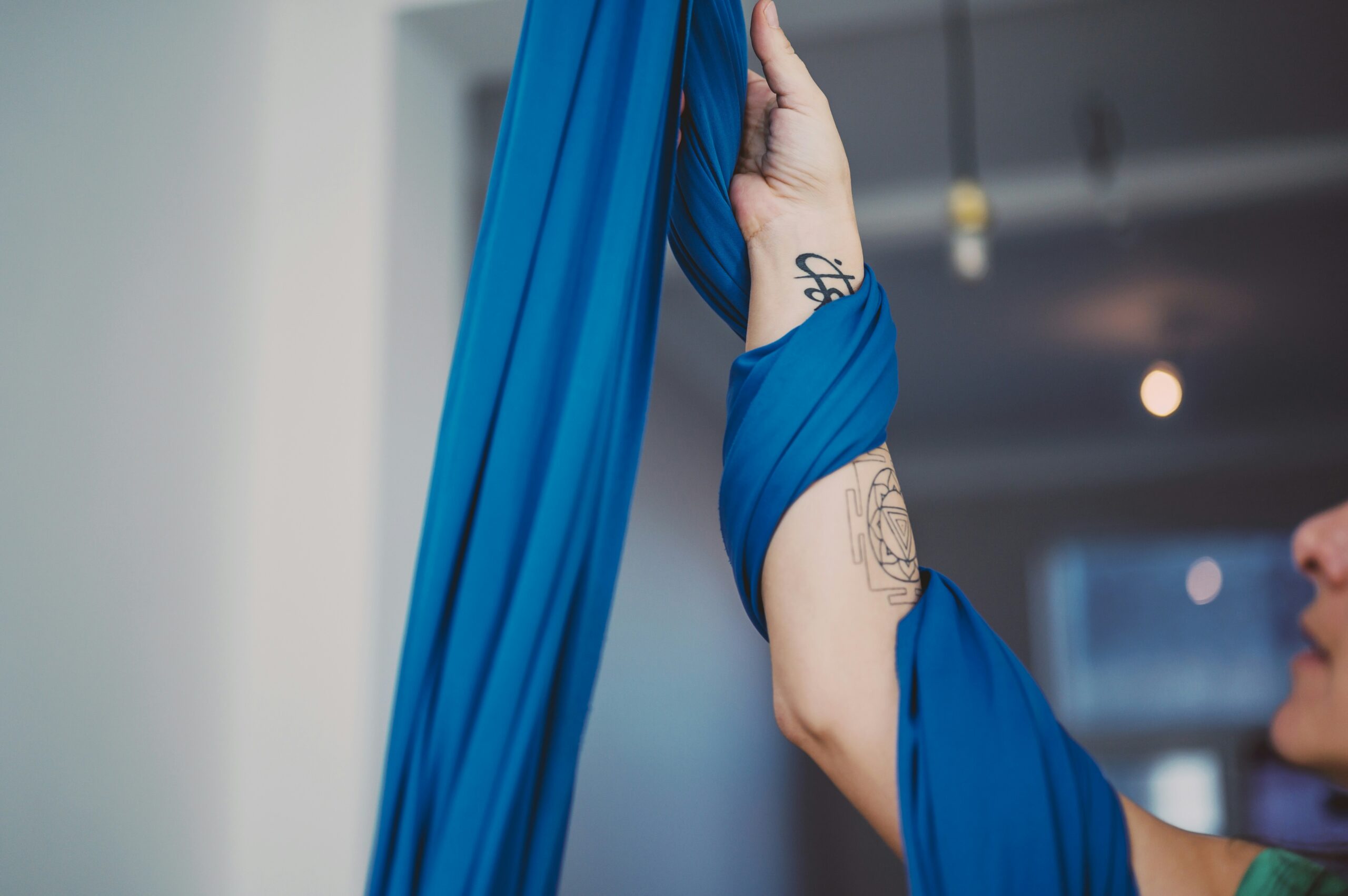 découvrez l'aerial yoga, une discipline alliant yoga et acrobaties aériennes pour améliorer votre souplesse, renforcer vos muscles et trouver la paix intérieure.