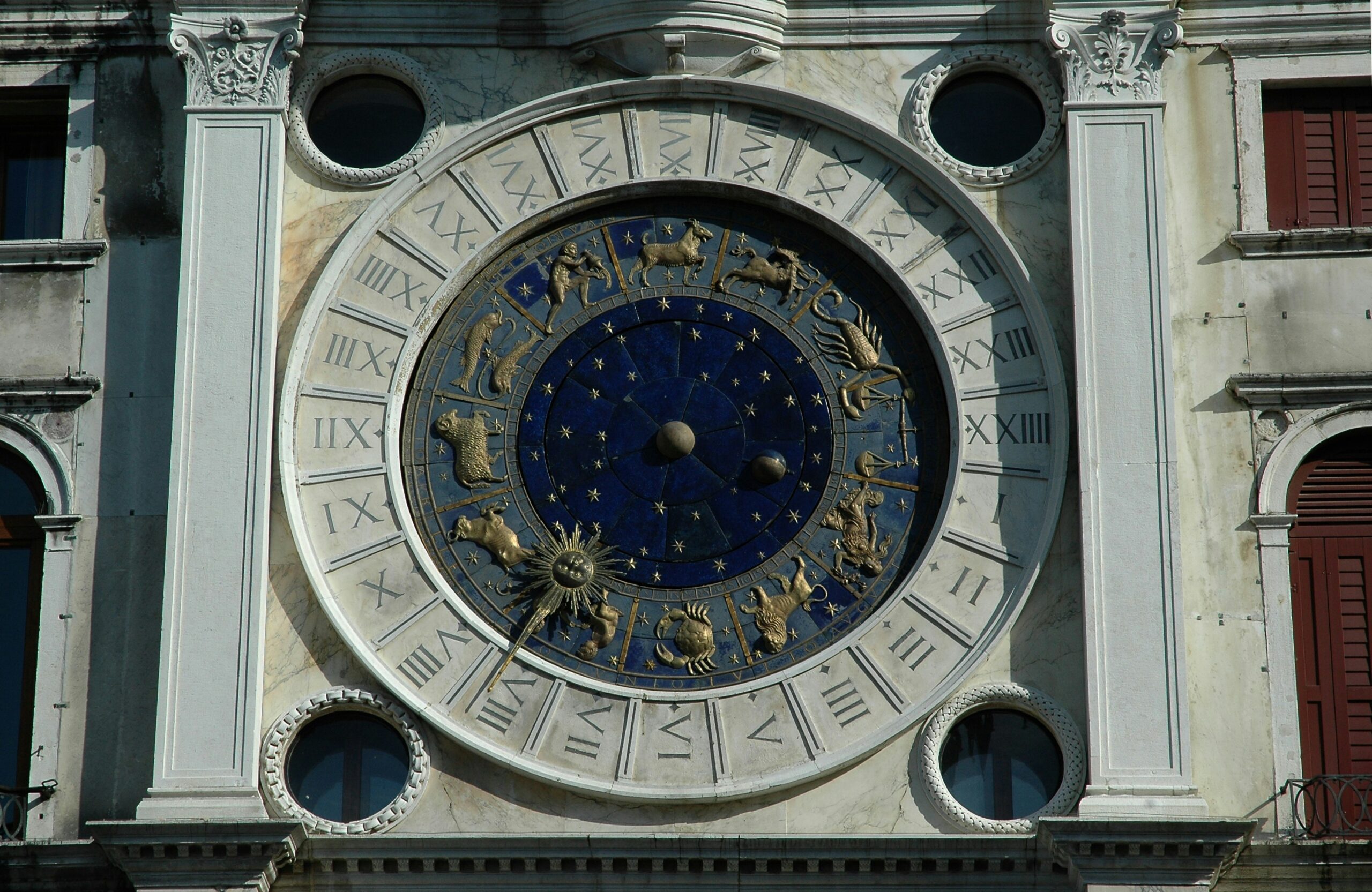 découvrez votre signe du zodiaque et apprenez-en davantage sur l'astrologie avec notre guide complet sur les signes du zodiaque et leur signification.