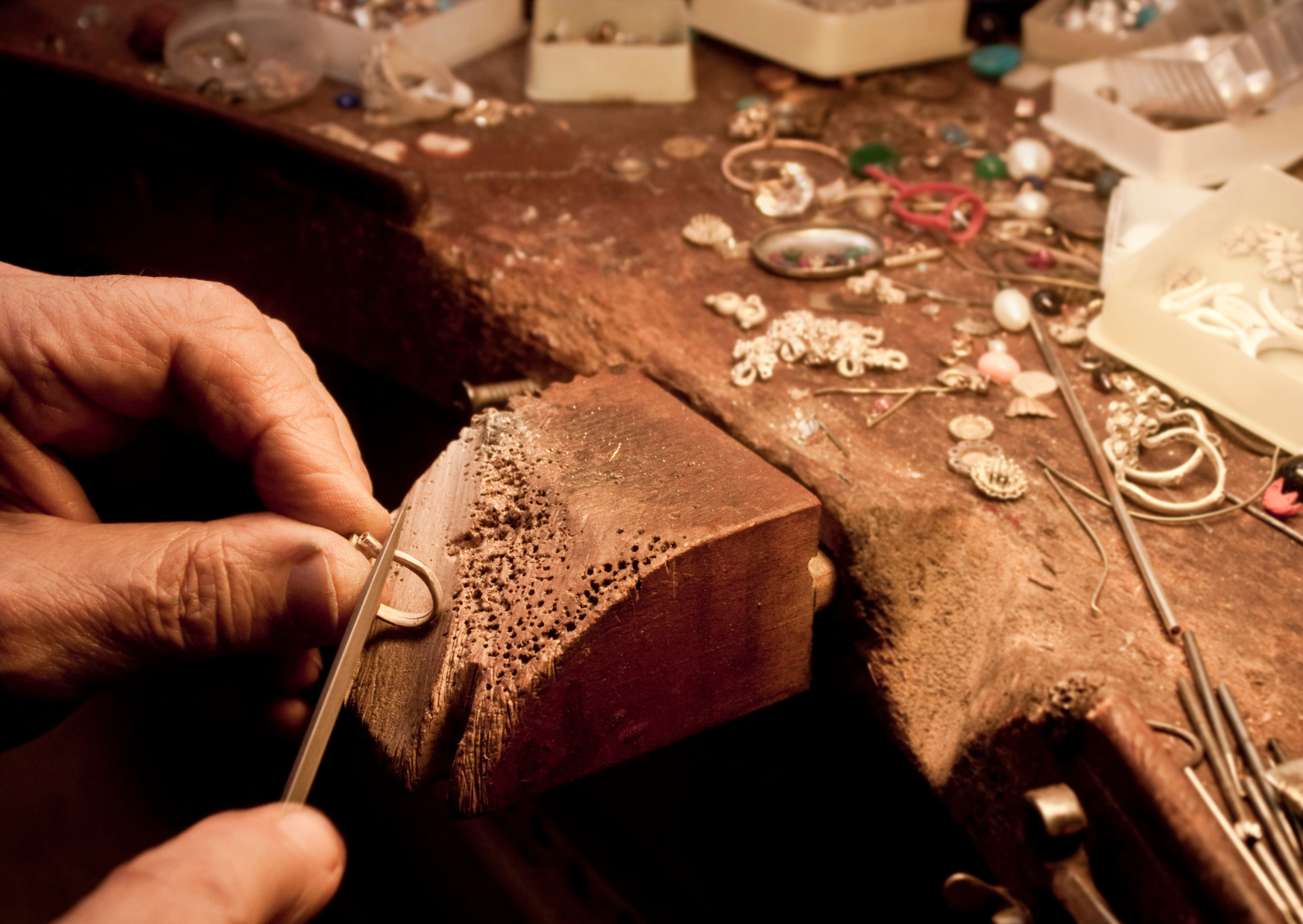 bijoutier façonne une bague