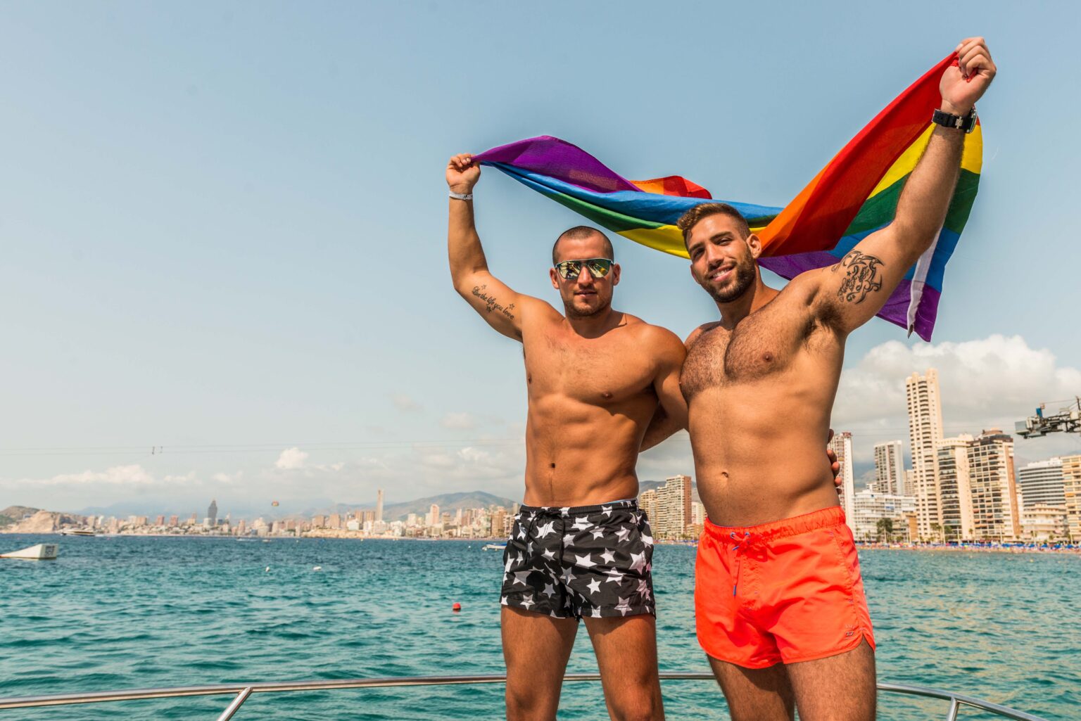 Vue pittoresque de Benidorm, une destination prisée par la communauté LGBTQ+, symbole d'ouverture et de diversité.
